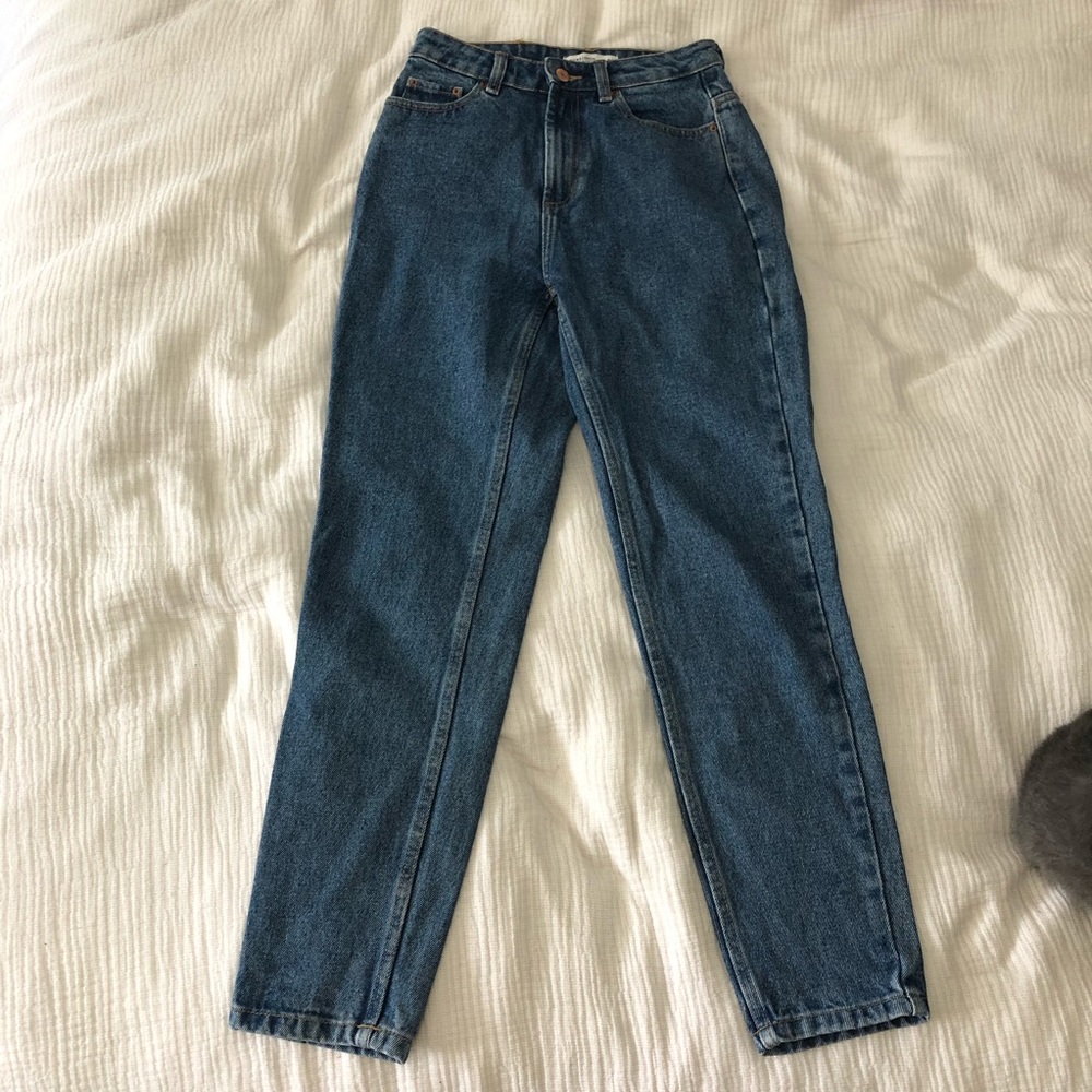 MID-WASH MOM JEANS